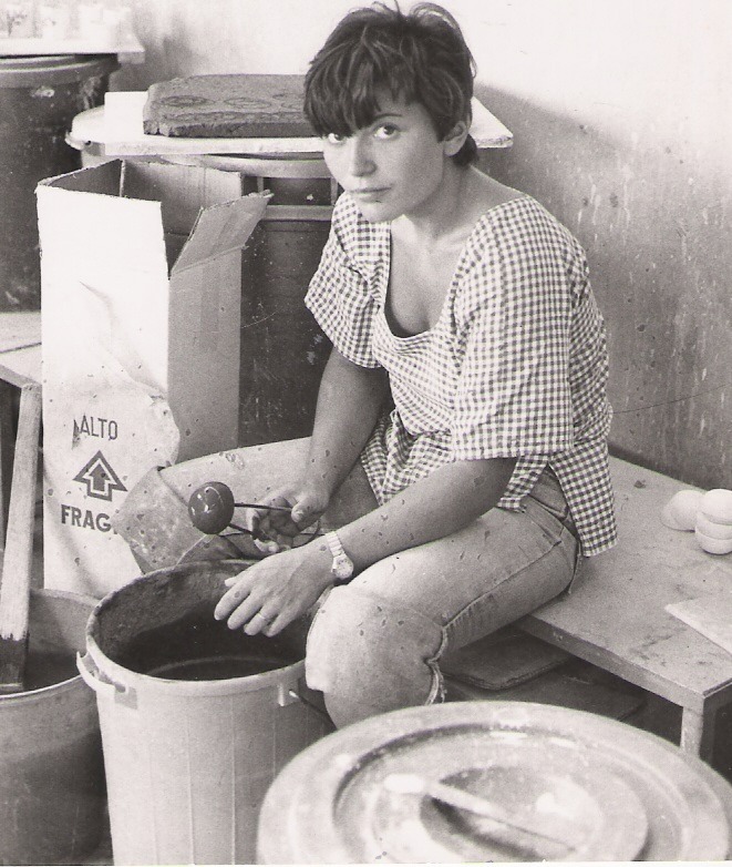 Lavoratrice al banco di lavoro in un laboratorio di ceramica